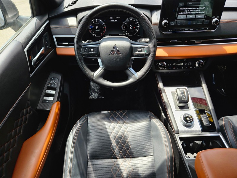 Mitsubishi Outlander Vehicle Full-screen Gallery Image 13