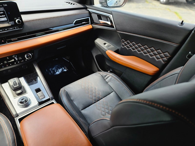 Mitsubishi Outlander Vehicle Full-screen Gallery Image 14