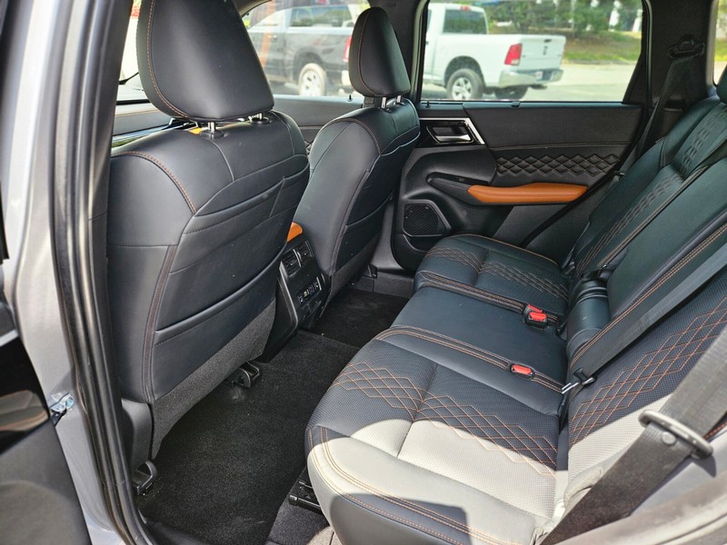 Mitsubishi Outlander Vehicle Full-screen Gallery Image 15
