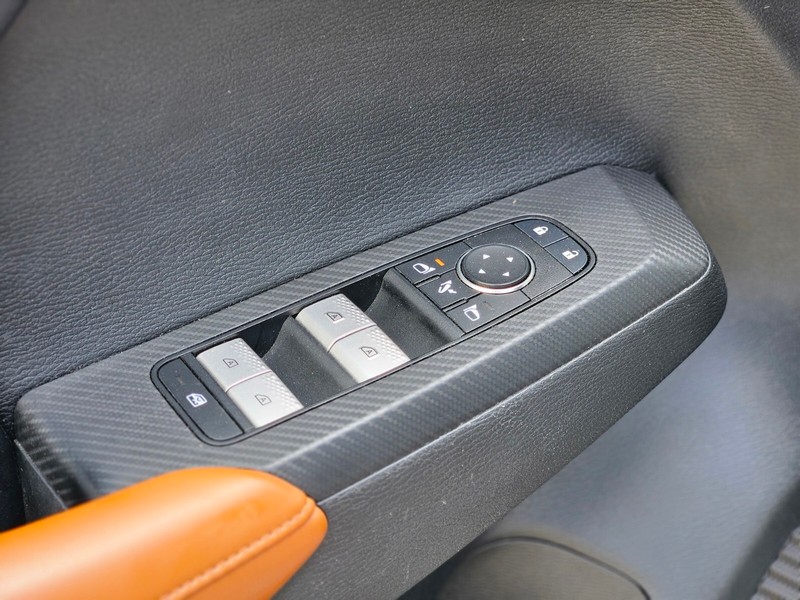Mitsubishi Outlander Vehicle Full-screen Gallery Image 16