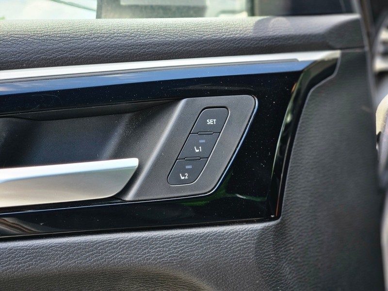 Mitsubishi Outlander Vehicle Full-screen Gallery Image 17