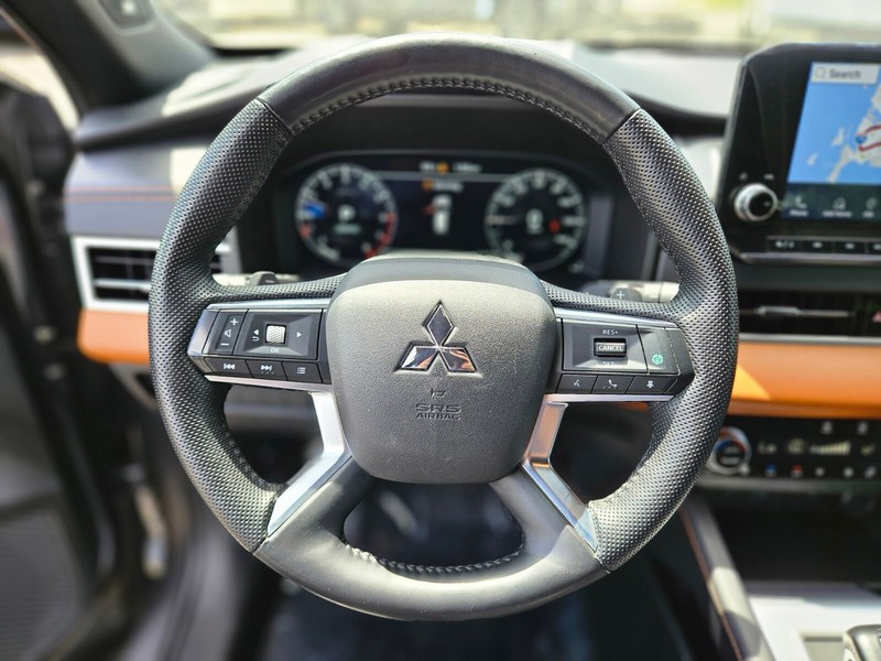 Mitsubishi Outlander Vehicle Full-screen Gallery Image 25