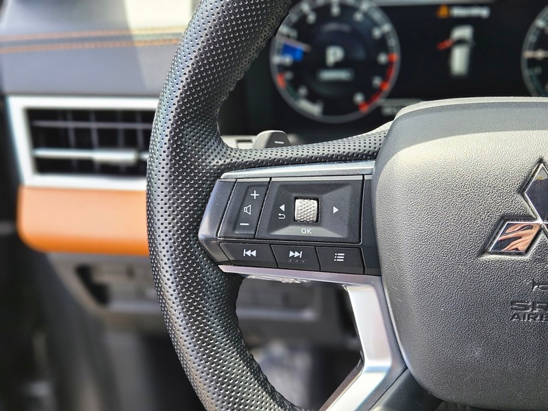Mitsubishi Outlander Vehicle Full-screen Gallery Image 26