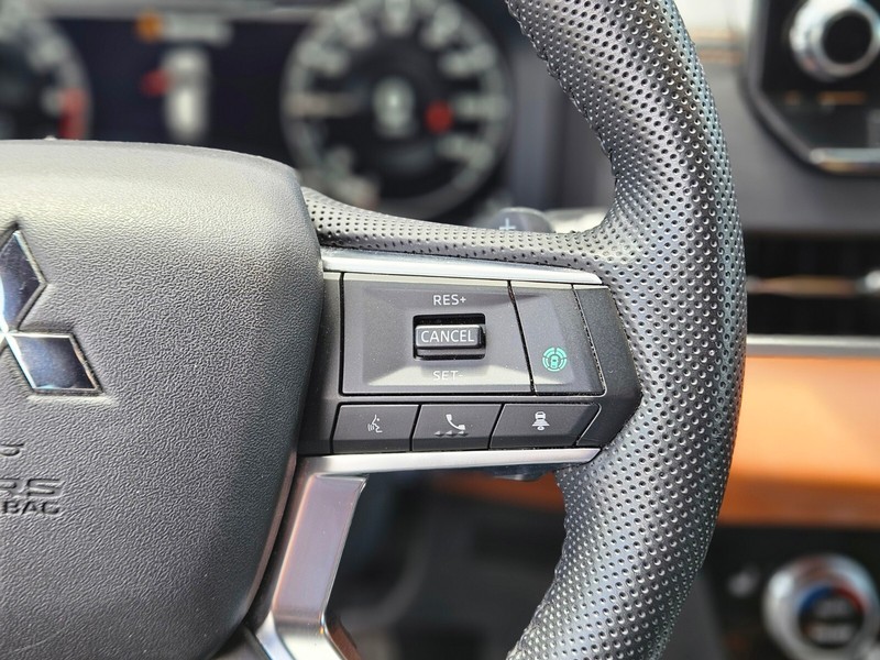 Mitsubishi Outlander Vehicle Full-screen Gallery Image 27