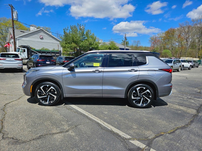 Mitsubishi Outlander PHEV Vehicle Full-screen Gallery Image 02