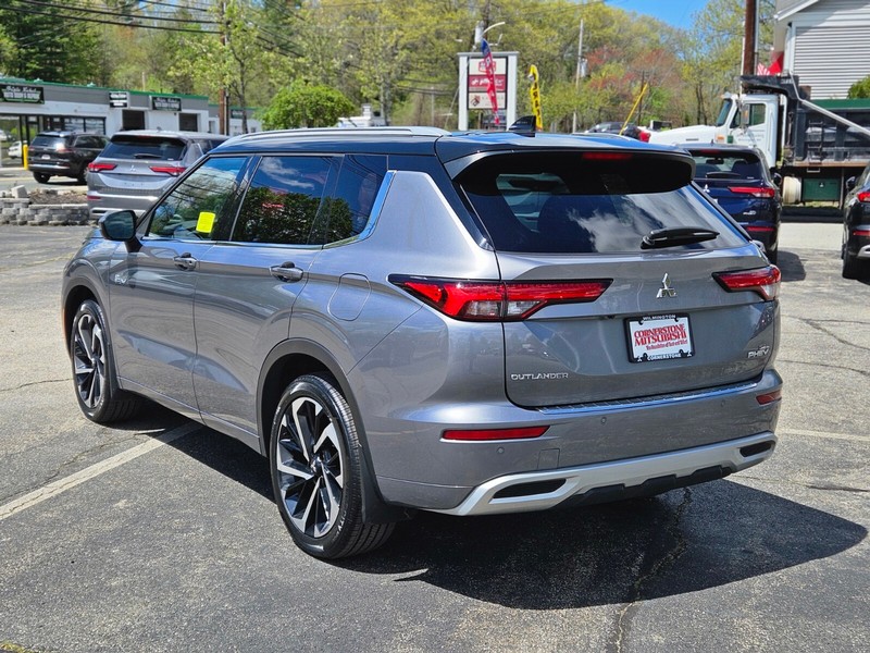 Mitsubishi Outlander PHEV Vehicle Full-screen Gallery Image 03