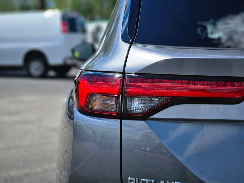 Mitsubishi Outlander PHEV Vehicle Full-screen Gallery Image 09