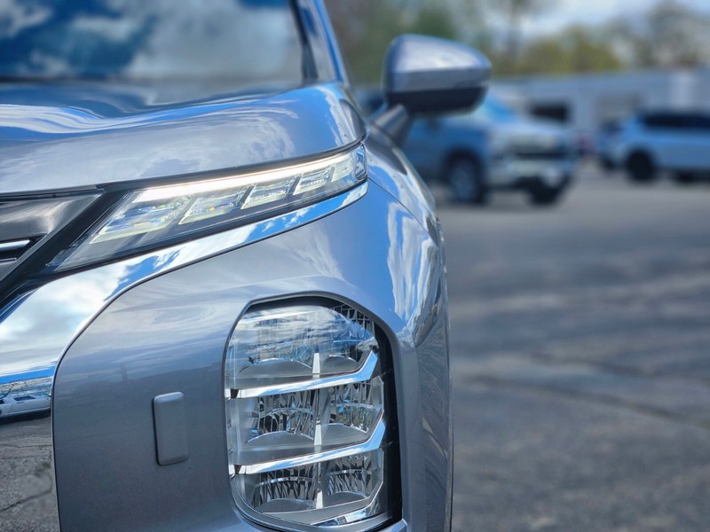 Mitsubishi Outlander PHEV Vehicle Full-screen Gallery Image 10