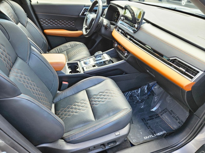 Mitsubishi Outlander PHEV Vehicle Full-screen Gallery Image 11