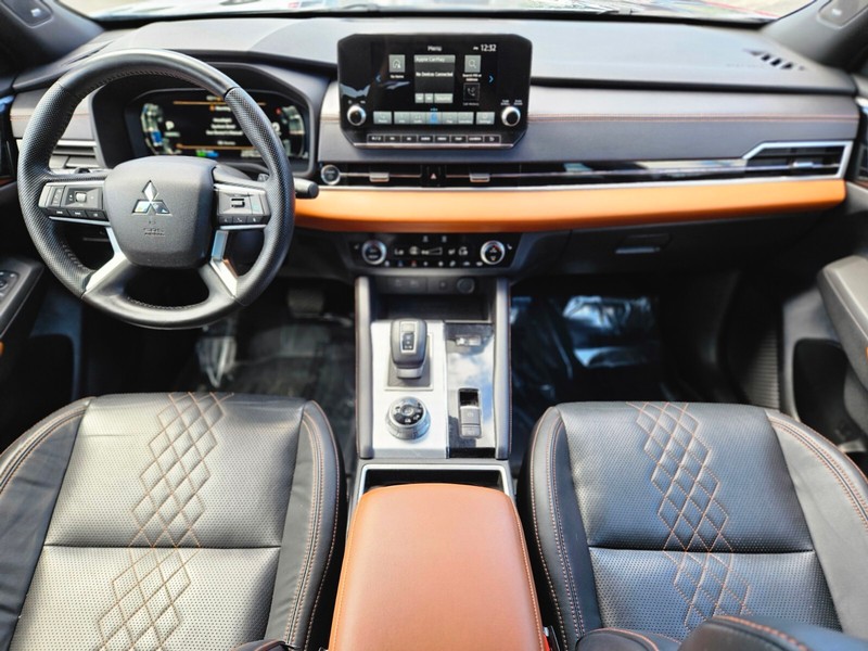 Mitsubishi Outlander PHEV Vehicle Full-screen Gallery Image 12