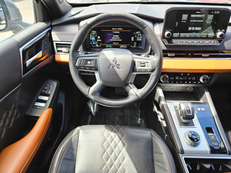 Mitsubishi Outlander PHEV Vehicle Full-screen Gallery Image 13