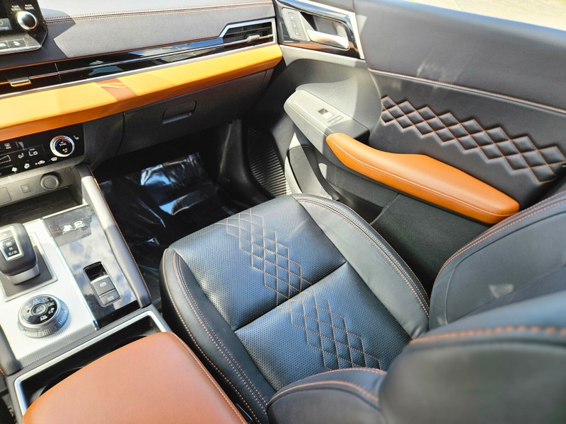 Mitsubishi Outlander PHEV Vehicle Full-screen Gallery Image 14