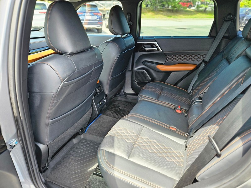 Mitsubishi Outlander PHEV Vehicle Full-screen Gallery Image 15