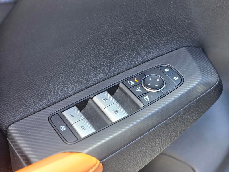 Mitsubishi Outlander PHEV Vehicle Full-screen Gallery Image 16
