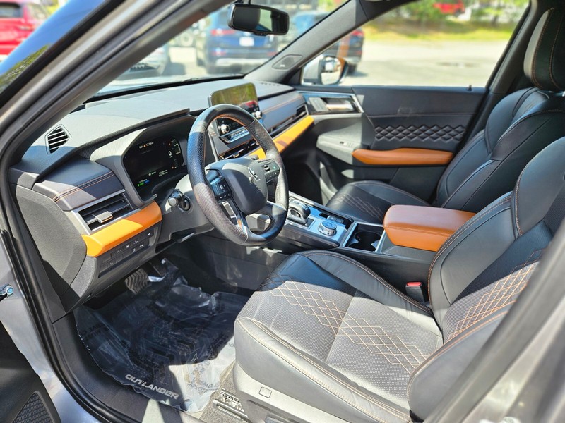 Mitsubishi Outlander PHEV Vehicle Full-screen Gallery Image 17