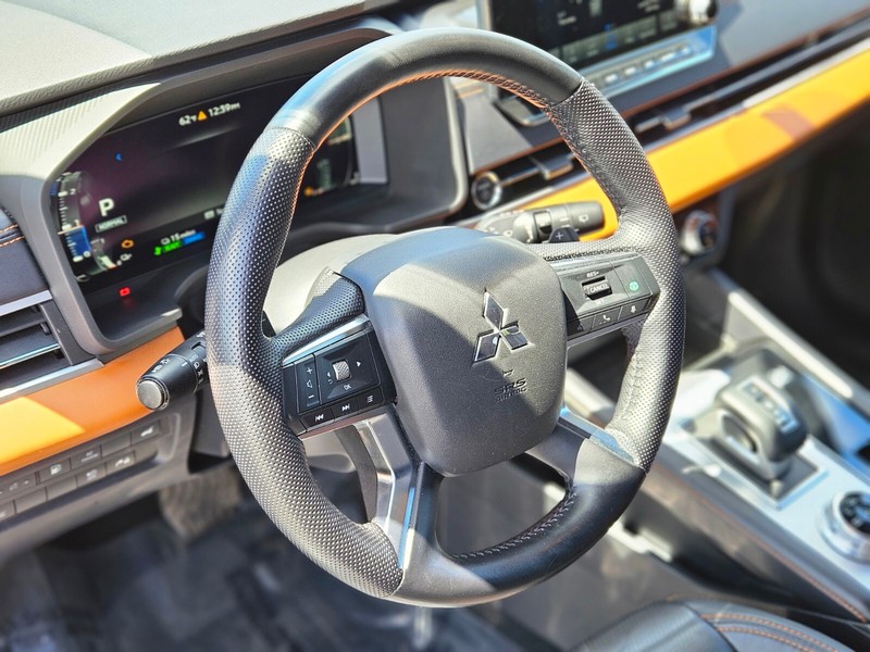 Mitsubishi Outlander PHEV Vehicle Full-screen Gallery Image 18