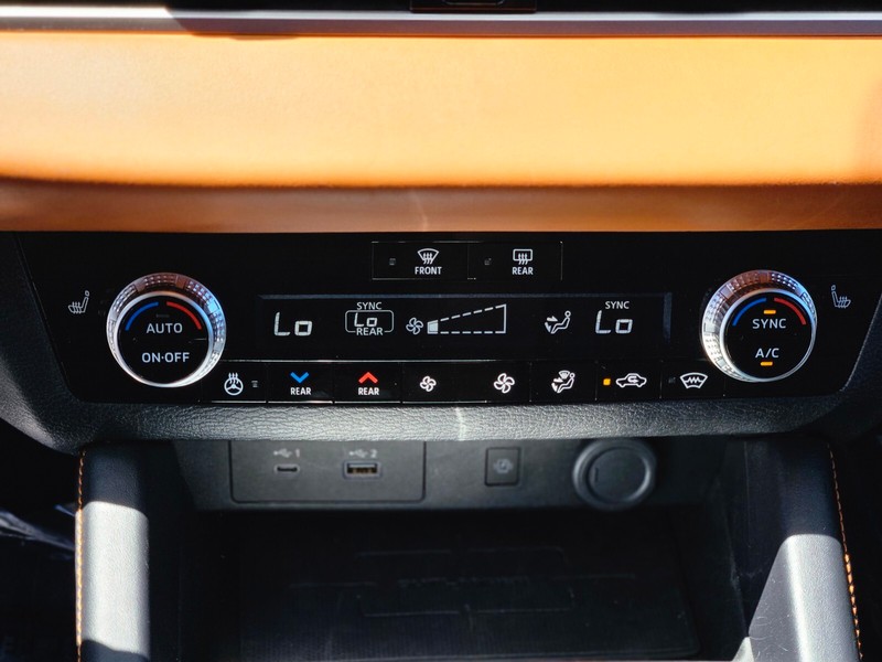 Mitsubishi Outlander PHEV Vehicle Full-screen Gallery Image 22