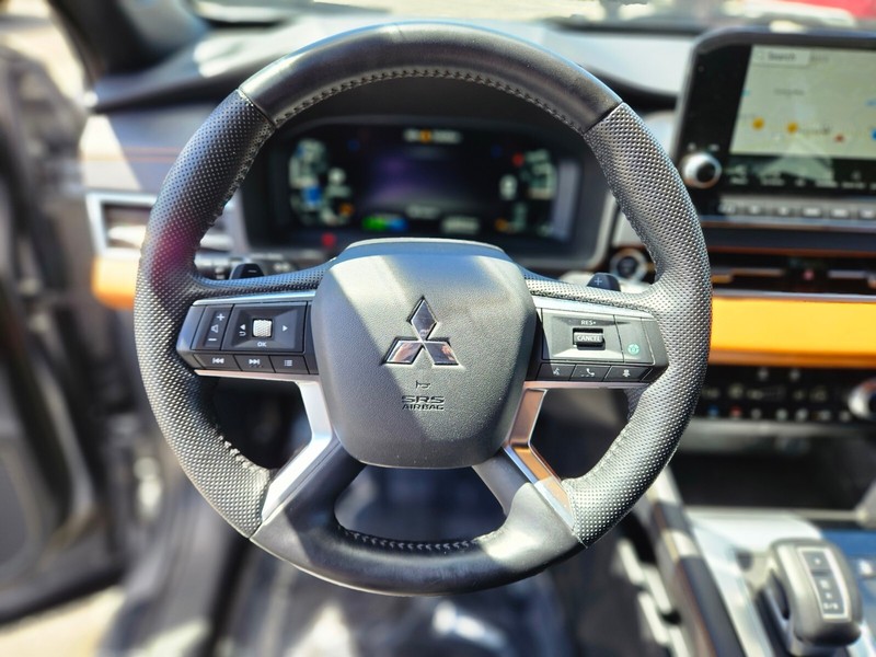 Mitsubishi Outlander PHEV Vehicle Full-screen Gallery Image 24