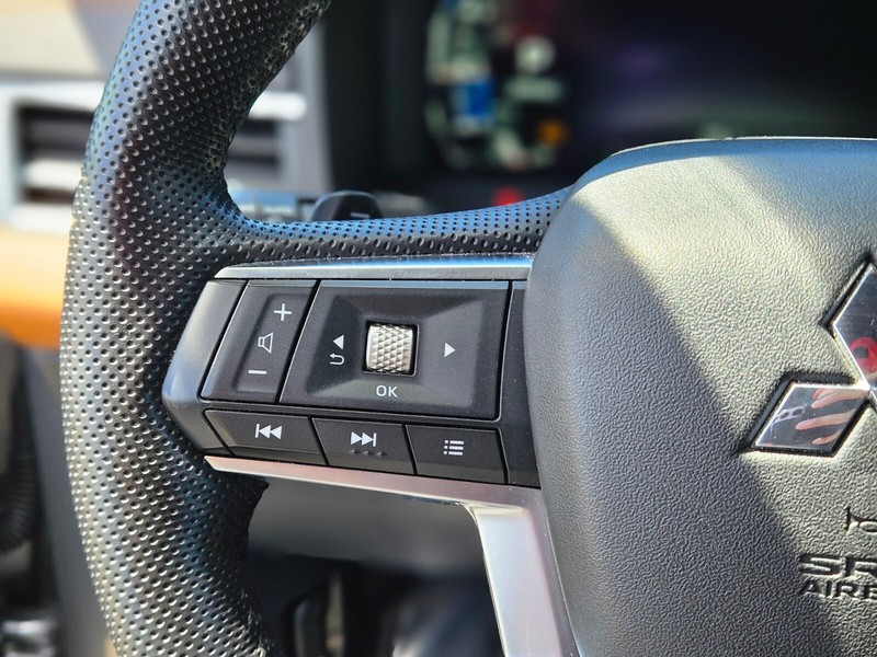 Mitsubishi Outlander PHEV Vehicle Full-screen Gallery Image 25