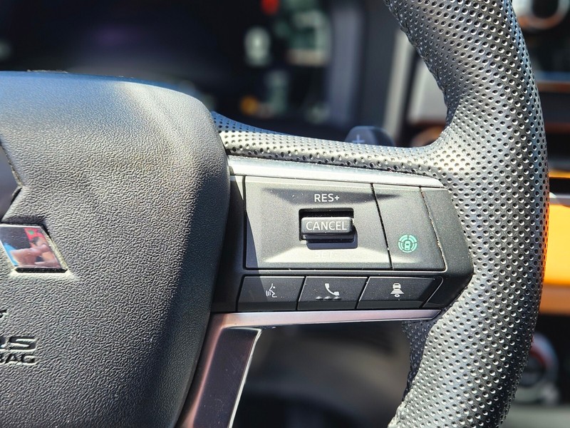 Mitsubishi Outlander PHEV Vehicle Full-screen Gallery Image 26