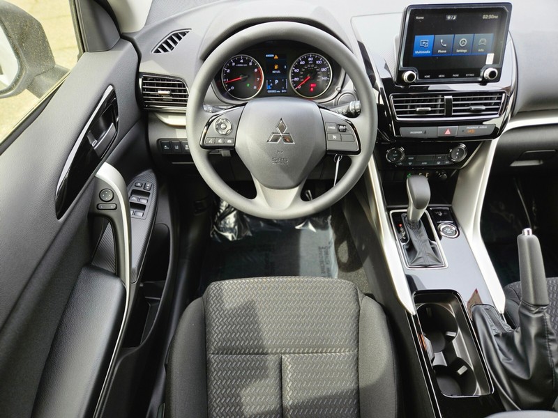 Mitsubishi Eclipse Cross Vehicle Full-screen Gallery Image 11