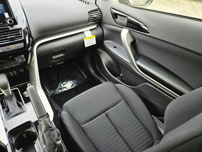 Mitsubishi Eclipse Cross Vehicle Full-screen Gallery Image 12