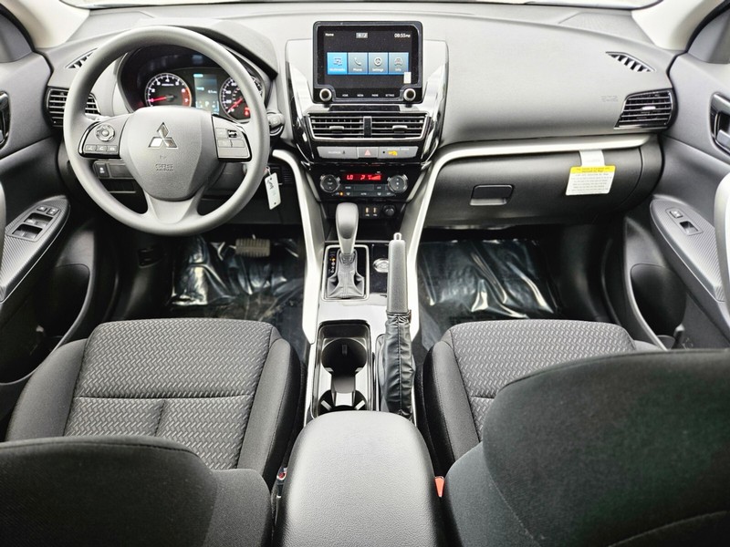 Mitsubishi Eclipse Cross Vehicle Full-screen Gallery Image 12