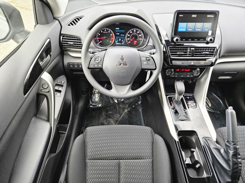 Mitsubishi Eclipse Cross Vehicle Full-screen Gallery Image 13