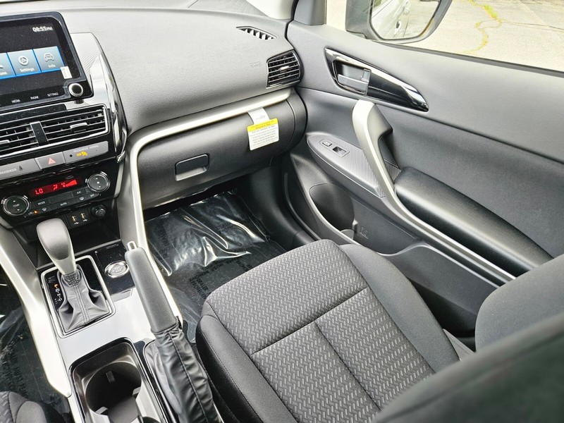 Mitsubishi Eclipse Cross Vehicle Full-screen Gallery Image 14