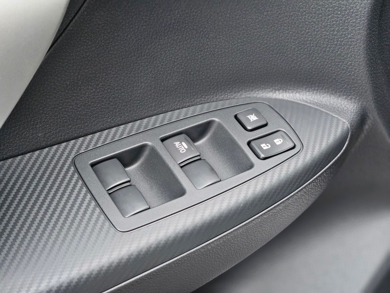 Mitsubishi Eclipse Cross Vehicle Full-screen Gallery Image 16