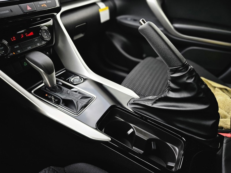 Mitsubishi Eclipse Cross Vehicle Full-screen Gallery Image 22