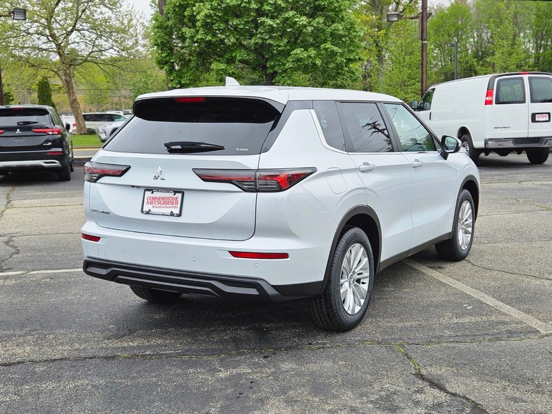 Mitsubishi Outlander Vehicle Full-screen Gallery Image 05