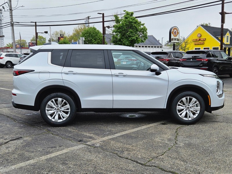 Mitsubishi Outlander Vehicle Full-screen Gallery Image 06