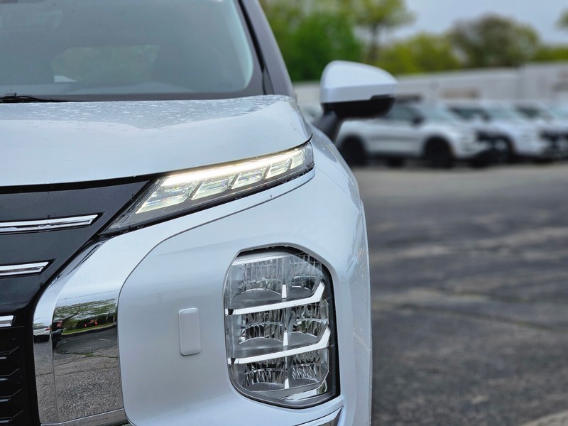 Mitsubishi Outlander Vehicle Full-screen Gallery Image 10