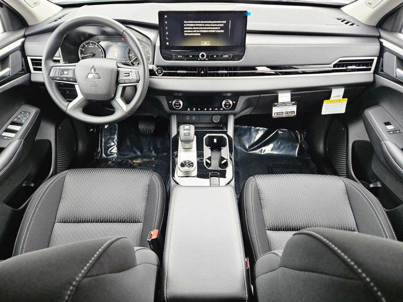 Mitsubishi Outlander Vehicle Full-screen Gallery Image 12