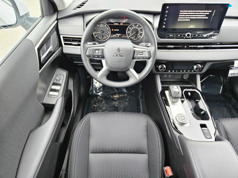 Mitsubishi Outlander Vehicle Full-screen Gallery Image 13