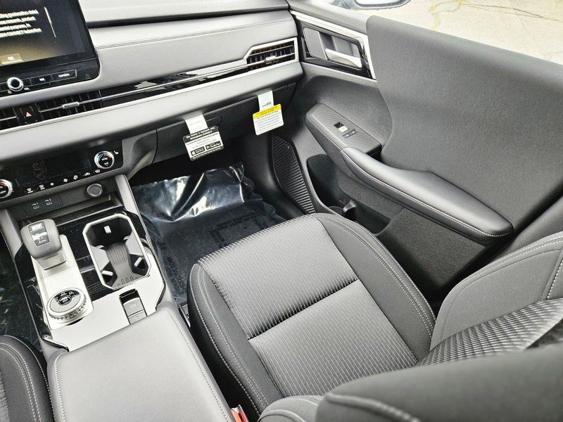 Mitsubishi Outlander Vehicle Full-screen Gallery Image 14