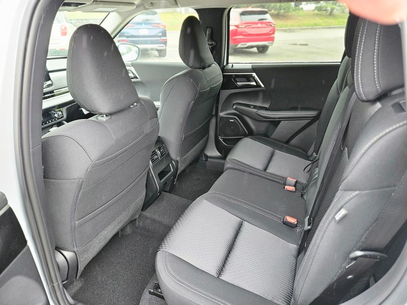 Mitsubishi Outlander Vehicle Full-screen Gallery Image 15
