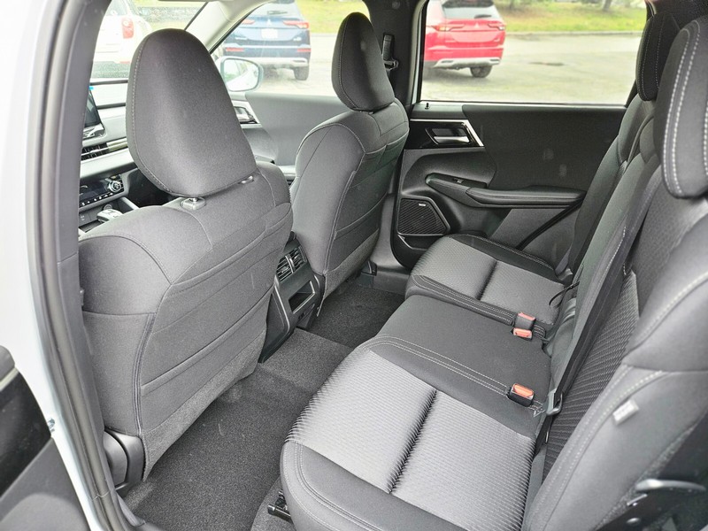Mitsubishi Outlander Vehicle Full-screen Gallery Image 16