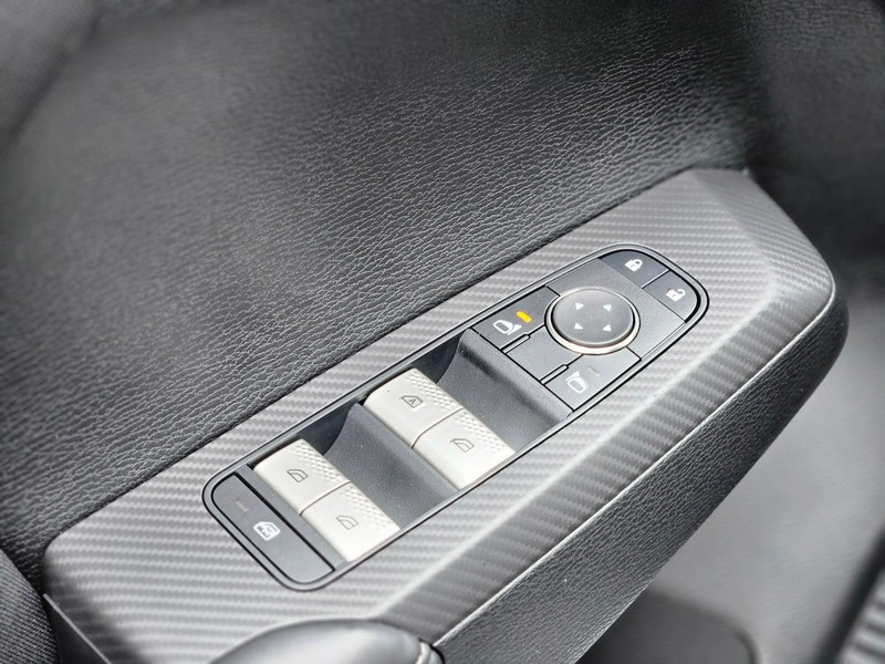 Mitsubishi Outlander Vehicle Full-screen Gallery Image 17