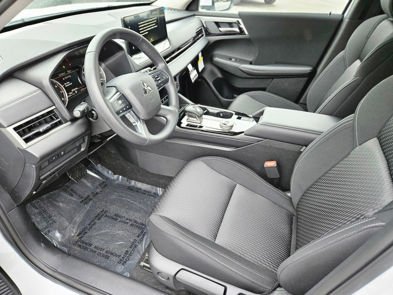 Mitsubishi Outlander Vehicle Full-screen Gallery Image 18