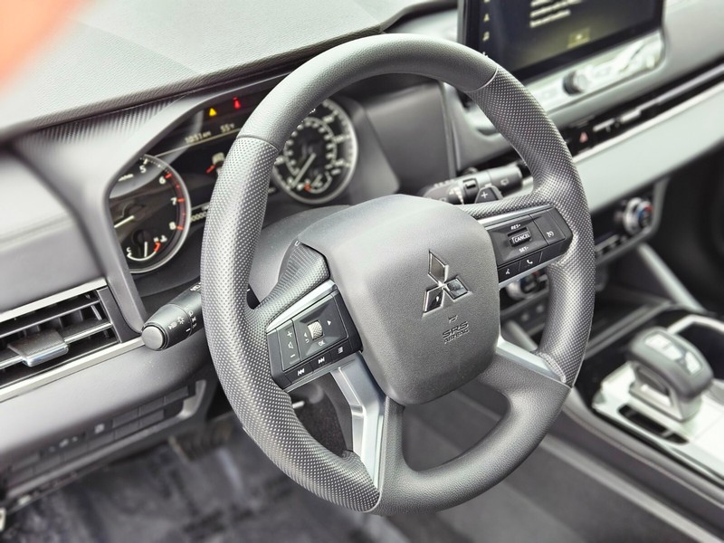 Mitsubishi Outlander Vehicle Full-screen Gallery Image 19