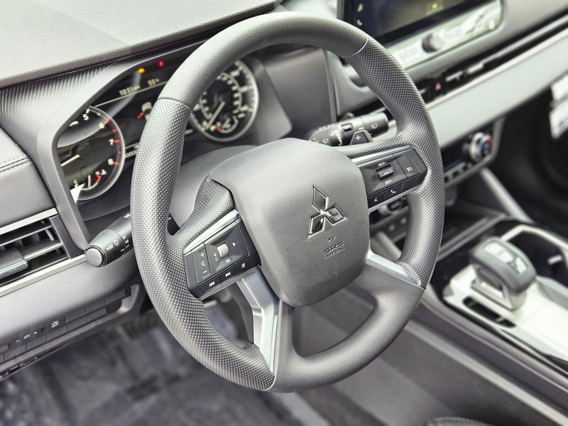 Mitsubishi Outlander Vehicle Full-screen Gallery Image 20