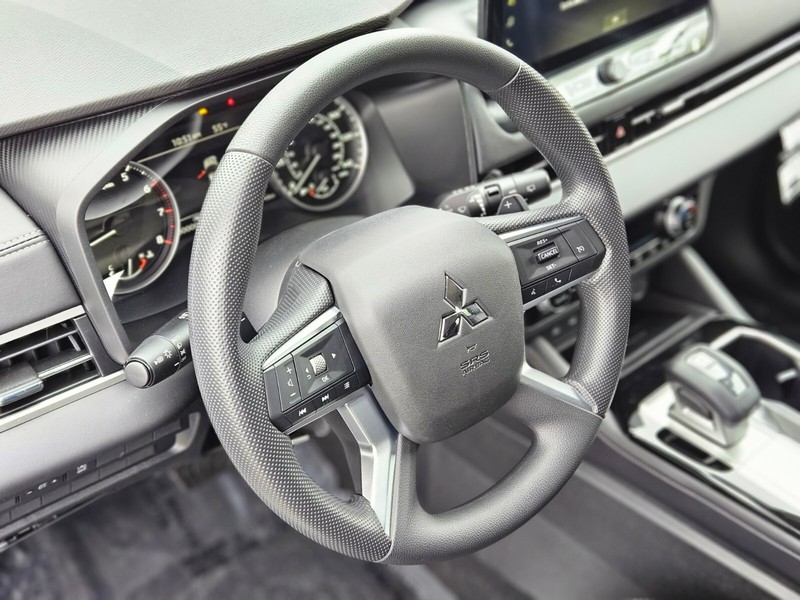 Mitsubishi Outlander Vehicle Full-screen Gallery Image 21