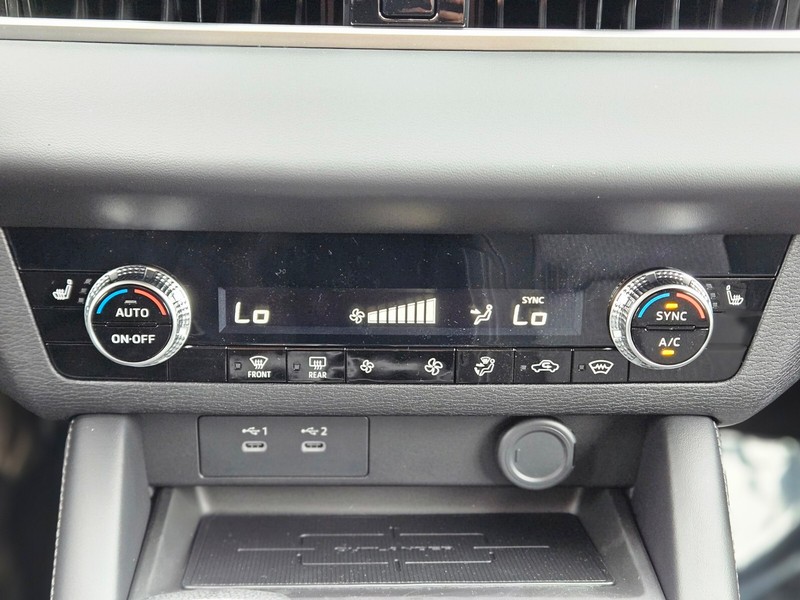 Mitsubishi Outlander Vehicle Full-screen Gallery Image 26