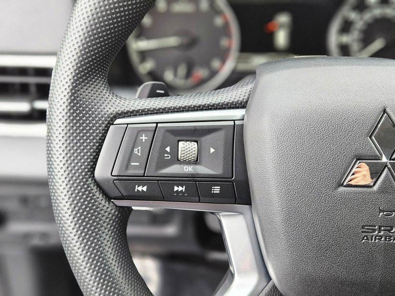 Mitsubishi Outlander Vehicle Full-screen Gallery Image 29