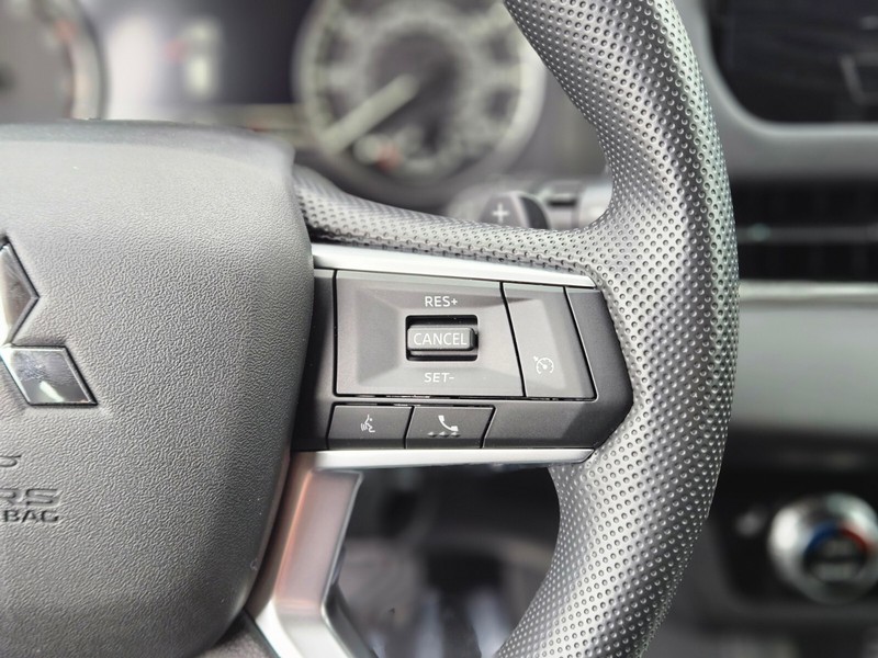Mitsubishi Outlander Vehicle Full-screen Gallery Image 30