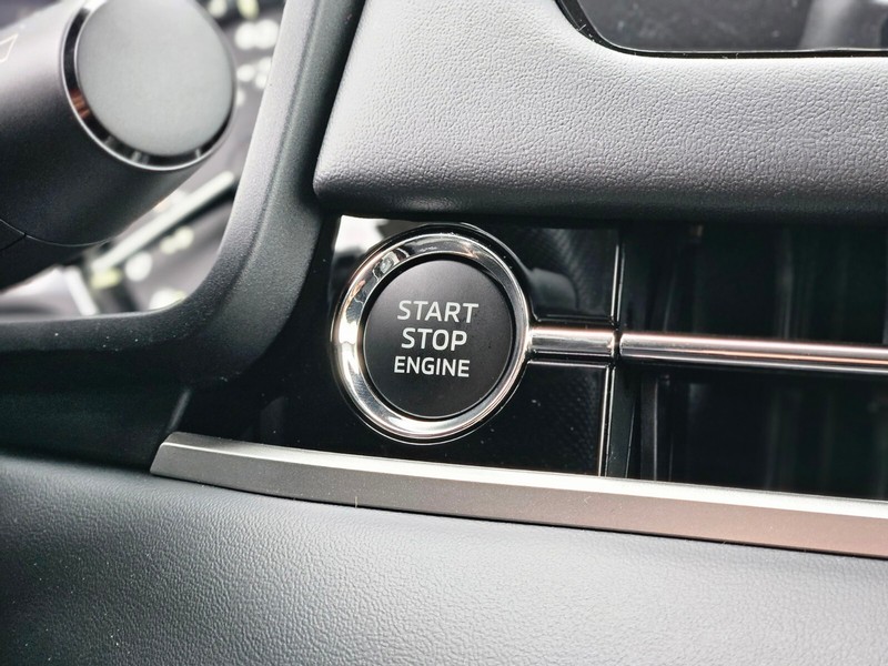 Mitsubishi Outlander Vehicle Full-screen Gallery Image 32