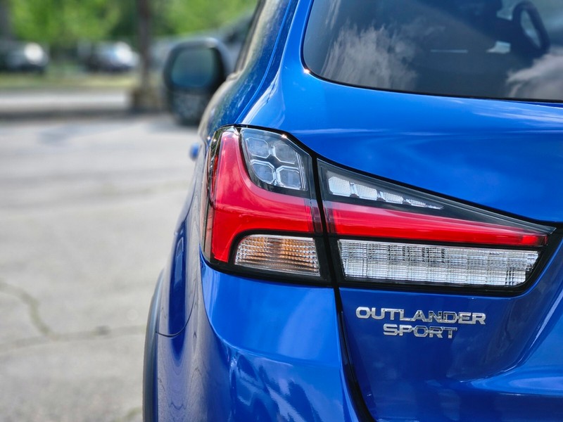 Mitsubishi Outlander Sport Vehicle Full-screen Gallery Image 09