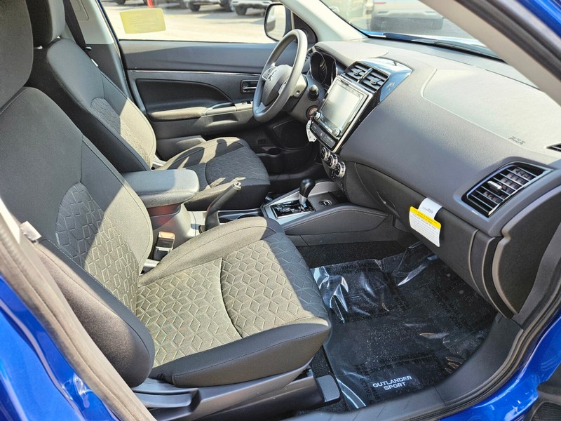 Mitsubishi Outlander Sport Vehicle Full-screen Gallery Image 11
